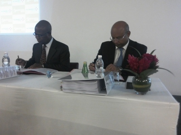 L’entreprise Starenergie 2073, chargée de la construction de la centrale thermique de Songon et du réseau d’évacuation a signé, vendredi,  le premier volet du contrat de réalisation des infrastructures associées à l’ouvrage avec le Consortium Vinci Energies-CI/Cegelec Maroc.