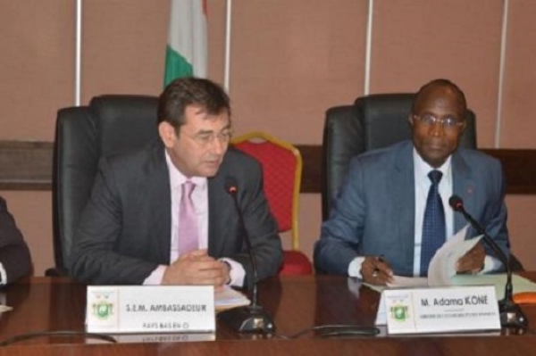 L&#039;ambassadeur hollandais Robert Van Den Dool et le ministre Koné Adama