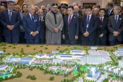 Le roi Mohammed VI (c) et Li Biao, président du groupe chinois Haite, devant la maquette d&#039;une &quot;ville industrielle&quot;, le 20 mars 2017 au Palais Royal, près de Tanger 
