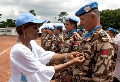 La cheffe de l&#039;ONUCI apposant la médaille des Nations unis à un officier marocain de l&#039;ONUCI