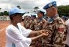 La cheffe de l&#039;ONUCI apposant la médaille des Nations unis à un officier marocain de l&#039;ONUCI