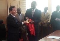 Le Ministre Mabri réceptionnant la clé symbolique des mains de l&#039;Ambassadeur Tang Weibin