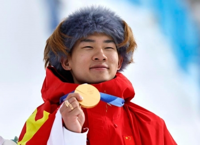 Su Yiming portera le drapeau chinois lors de la c&eacute;r&eacute;monie de cl&ocirc;ture des Jeux de Milan Cortina