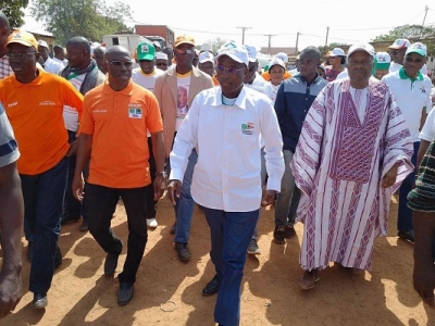 Le maire de Samatiguila Diaby Lacina (devant en t-shirt orange) entend œuvrer à offrir 100% des voix de sa commune au candidat Koné Adama (devant en blanc)