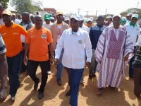Le maire de Samatiguila Diaby Lacina (devant en t-shirt orange) entend œuvrer à offrir 100% des voix de sa commune au candidat Koné Adama (devant en blanc)
