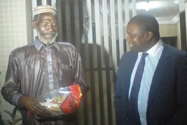 Le vieux Soumahoro Mamadou (barbu en boubou), 62 ans, a été expulsé du Gabon le 19 juin