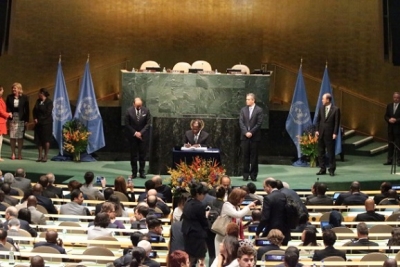 Le président Alassane Ouattara signant l&#039;accord de la COP 21