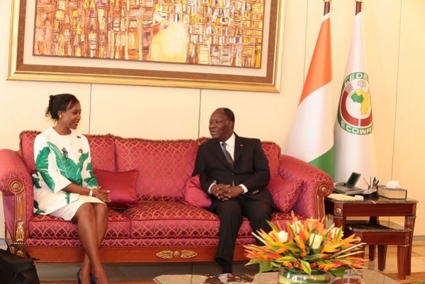 La Directrice Générale de « Intertoll Africa » du groupe Five, Bridget Ledwaba, en compagnie du président ivoirien Alassane Ouattara