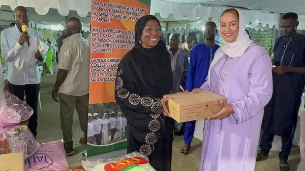 Coopération Maroc-Cote d’Ivoire / SE Mme Mina Haidara apporte un présent de SA Majesté le Roi Mohammed VI à la communauté musulmane d’Abobo