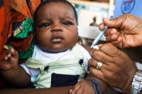 Un b&eacute;b&eacute; recevant une dose vaccin contre la poliomy&eacute;lite (Ph. d'archive)