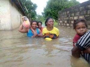 Des personnes nageant dans les eaux des pluies diluviennes abattues dans la localité de Bangolo (Photo AIP)