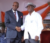 Le président Alassane Ouattara (à gauche) saluant le président du Conseil régional de l&#039;Indénié-Djuablin Pascal Abinan à Agnibilékrou