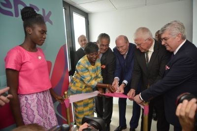 De Gauche à Droite : Chokri Ahmadi, General Manager Ethiopia, Sudan and French Speaking Countries, Dr. Raymonde Goudou Coffie, H.E. Minister of Health and Public Hygiene, Dr. Karim Bendhaou, President of North &amp; West Africa, Dr. Frank Stangenberg-Haverkamp, Chairman of the Executive Board and the Family Board of E. Merck KG, Dr. Claus Auer, the Ambassador of the Federal Republic of Germany to Côte d&#039;Ivoire, Yiannis Vlontzos, Head of Intercontinental Region (Ph: Merck)