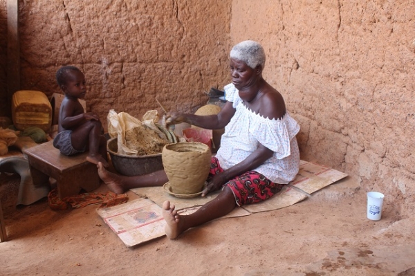 Une potière de Tangoumassou