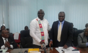 Le nouveau PCA de la MUGEFCI Mesmin Comoé ( à droite) a pris fonction le vendredi 27 octobre 2017, q d’une cérémonie de passation de charges avec son prédécesseur, Mamadou Soro (à gauche) au siège de cette structure au Plateau (Abidjan)