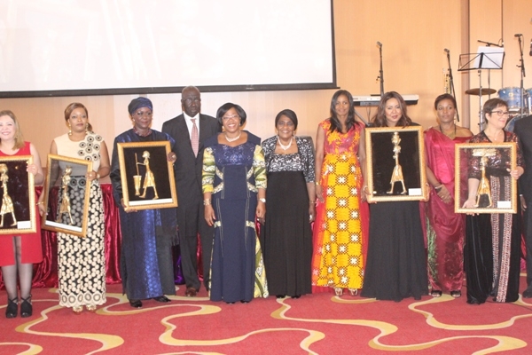 Photo légendée : La ministre de la Promotion de la Femme, de la Famille et de la Protection de l&#039;Enfant, Euphrasie Kouassi Yao posant avec les lauréates. 