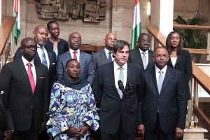 Le président du Groupe Coca-Cola pour l&#039;Europe, le Moyen-Orient et l&#039;Afrique, Brian Smith, devant le micro, après une rencontre avec le président ivoirien, Alassane Ouattara