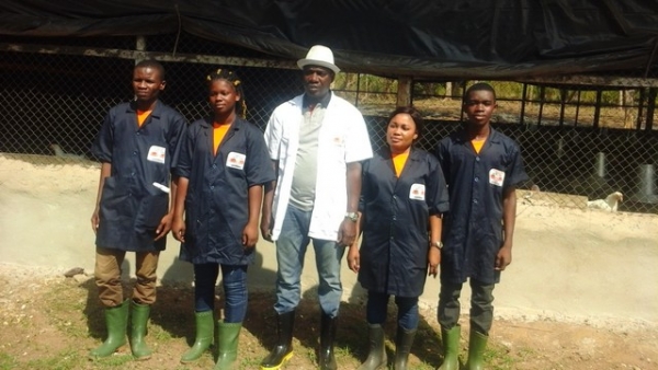 Le directeur général du groupe 2IFE-2IAE Séraphin Koua.et et ses étudiants sur le site du champ école
