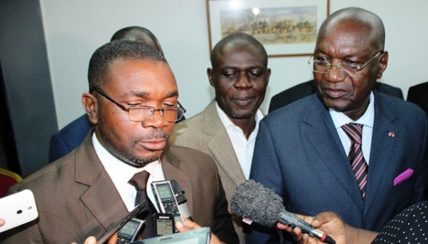 Le ministre de la Fonction publique et la modernisation de l’Administration, Pascal Kouakou Abinan et le président de la plateforme nationale des organisations professionnelles des secteurs publics de Côte d’Ivoire, Zadi Gnagna Théodore à l&#039;issu de la rencontre.