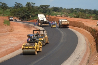 Des engein de construction de voirie sur un chantier en Côte d&#039;Ivoire (Archives)