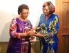 La ministre Kandia Camara (à droite) remettant les insignes de la distinction à Mme Suzanne Maïga Konaté (à gauche)