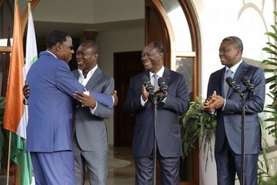 Sous l&#039;égide des présidents ivoirien et togolais, respectivement Alassane Ouattara (au mileu) et Faure Gnasingbé (à l&#039;extrême droite) l&#039;ex-président béninois Yayi boni (à l&#039;extrême gauche) et Patrice Talon (au milieu à gauche) ont mis fin à plusieurs années de querelles (Photo Présidence CI)
