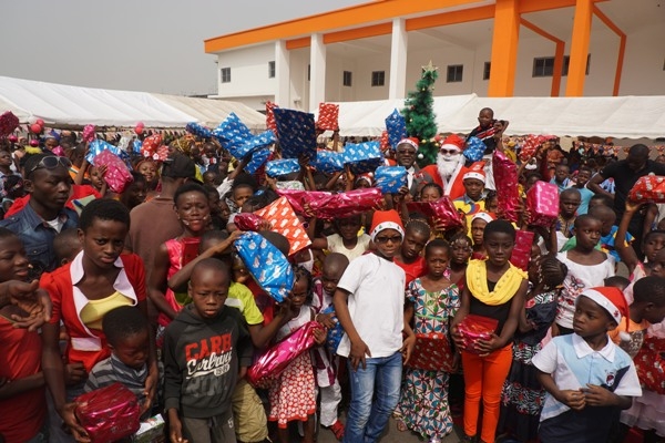 Arbre de Noël: 3500 enfants ivres de joie à Yopougon