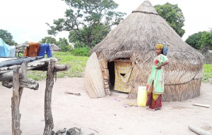 La jeune Sidibé Aminata devant sa case à Alibougou (Photo AIP)