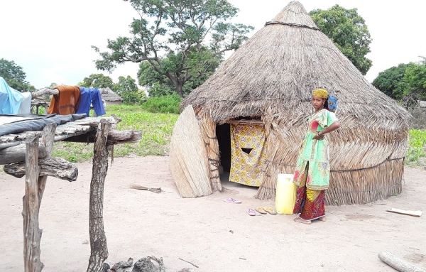 La jeune Sidibé Aminata devant sa case à Alibougou (Photo AIP)