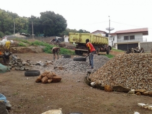 Côte d’Ivoire : Le concassage de roches, une activité génératrice de revenus à Man (Dossier)
