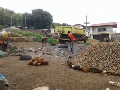 Côte d’Ivoire : Le concassage de roches, une activité génératrice de revenus à Man (Dossier)