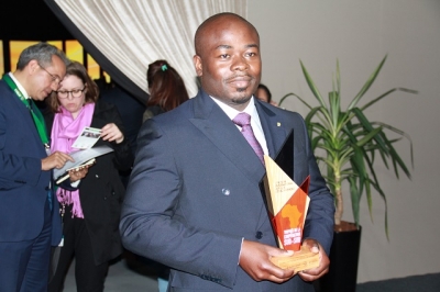 Alassane Doumbia, PCA du groupe SIFCA, tenant le prix &quot;Silver&quot; des &quot;Trophées de la coopération Sud-Sud&quot; du Forum international Afrique développement, le 17 mars 2017 à Casablanca (Maroc)