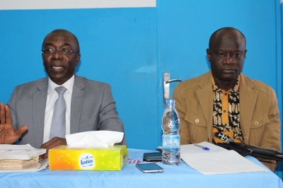 Le juge Dizoua (à gauche) animant une conférence (Ph. AIP)