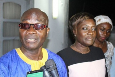 Le capitaines des Douanes Blé Gnépo Boniface en compagnie de la ministre de la Solidarité, de la Cohésion sociale et de l&#039;Indemnisation des victimes, le Pr Mariatou Koné