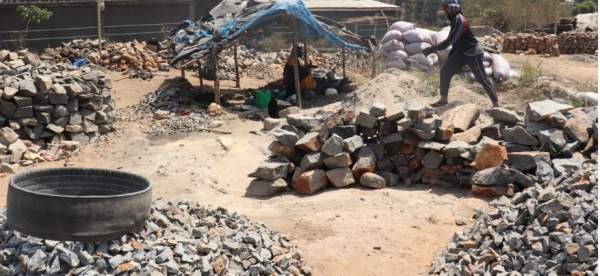 C&ocirc;te d&rsquo;Ivoire : Ces des femmes qui brisent des pierres pour survivre (Reportage)
