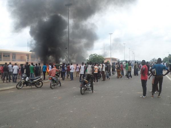 Des manifestants devant les locaux de la CIE à Yamoussoukro, le 19 juillet 2016
