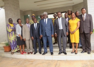 Côte d’Ivoire : Le ministre-gouverneur, Robert Beugré Mambé s’entretient avec une délégation de la communauté « Atchan »