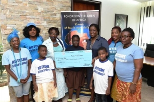 La Fondation Children Of Africa a offert un chèque d’une valeur de 3 millions F CFA au Centre d’Action Médico-Psycho-Sociale pour la prise en charge des enfants victimes d’autisme, le jeudi 30 mars 2017