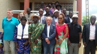 Photo de Famille Ong Fran&ccedil;aise, Maman Drogba et Pr&eacute;sident Conseil r&eacute;gional, Dj&eacute;dj&eacute; Bagnon (Photo Aip Gagnoa, 19/04/2017)