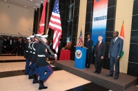 L&#039;ambassadeur des USA en Côte d&#039;Ivoire, Terrence McCulley (Centre), à côté du ministre ivoirien des Affaires étrangères, Albert Mabri Toikeuse (gauche)