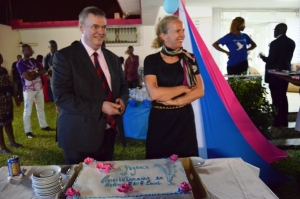 Jules Maaten, directeur régional Afrique subsaharienne, et Inge Herbert, directrice Afrique de l’Ouest, lors de la célébration des 5 ans à Abidjan
