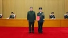 Xi Jinping remet des certificats d'ordre pour promouvoir deux officiers militaires au grade de g&eacute;n&eacute;ral