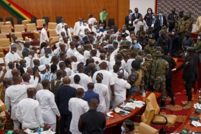 Ghana; L&#039;armée intervient au sein du parlement