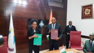 Le Premier ministre ivoirien Amadou Gon Coulibaly et la secrétaire générale de l’OIF, Michaëlle Jean, lors de la signature de l’accord-cadre de partenariat, le mardi 21 mars 2017, à Abidjan.