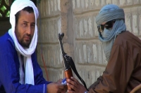 Le journaliste Lemine Ould Salem (&agrave; gauche, visage d&eacute;couvert) conseille aux autorit&eacute;s ivoiriennes la mise en place d'un v&eacute;ritable organisme de renseignement pour faire face aux menaces terroristes