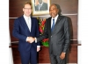 Le ministre britannique pour l&#039;Afrique et l&#039;Orient, Tobias Elwood avec le premier ministre ivoirien, Amadou Gon Coulibaly au sortir d&#039;une audience à la primature