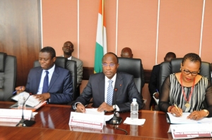 Adama Koné, le ministre de l’Economie et des Finances(milieu) et Mariam Fadiga Fofana du secrétariat exécutif du CCESP(extrême droite)