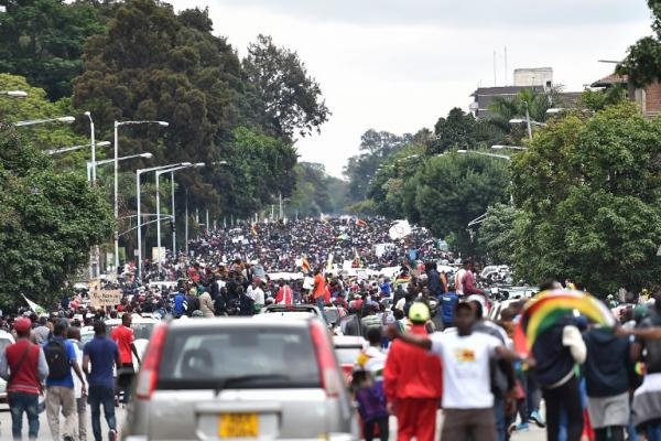 Zimbabwe: La rue se mêle à l’appel au départ de Robert Mugabe