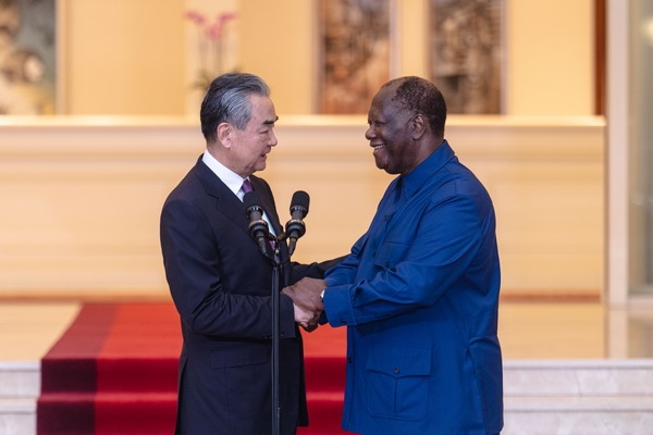 Le ministre chinois des Affaires étrangères salue les performances économiques de la Côte d&#039;Ivoire