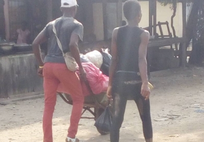 Côte d’Ivoire-Reportage : “Tantie, brouette ?”, pénible vie d’enfants qui chargent plus lourds que leur corps